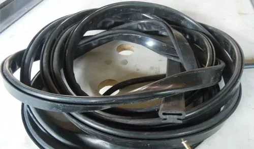 Custom inflatable seal profile and inflation valve detail - view 8 Custom inflatable seal profile and inflation valve detail, view 8