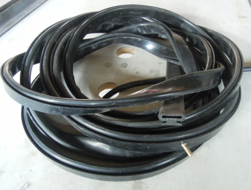 Custom inflatable seal profile and inflation valve detail - view 15 Custom inflatable seal profile and inflation valve detail, view 15